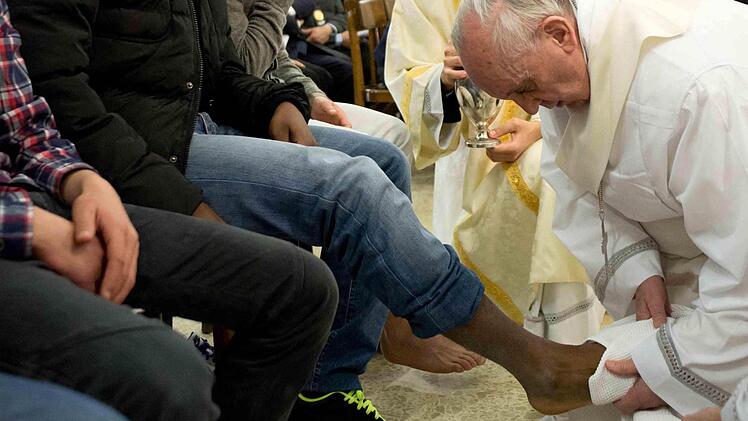 Papst Franziskus bei der Fußwaschung in einem römischen Jugendgefängnis. Foto: Romano Osservatore, epa