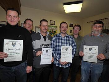 Günther Weißkopf (2. v. r.) ehrte treue Mitglieder. Foto: Roland Meister