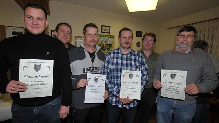 Günther Weißkopf (2. v. r.) ehrte treue Mitglieder. Foto: Roland Meister
