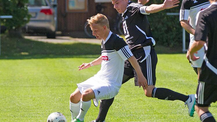 Gekonnt schirmt Danwid Daumann (links) den Ball gegen Fabian Sendelbeck ab der auf keinen Fall einen Freistoß verursachen will.