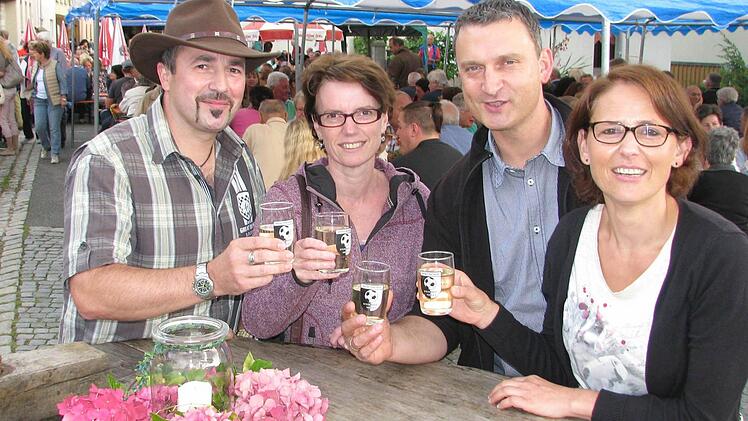 Das Weinfest in Steinbach, so die Meinung von Dieter Ihm, Gaby Firmbach (beide Knetzgau), sowie Gerd und Gabi Weßner aus Forchheim, ist auch am Stehtisch ein Genuss.  Foto: Ralf Naumann
