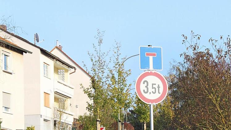 Die seit einigen Monaten geltende Durchfahrtsperre der Kellerstraße hat nichts mit der anstehenden Überprüfung zu tun. Es gilt zu verhindern, dass sich aufgetretene Schäden verschlimmern. Die Gemeinde hat bereits Gewährleistung beantragt. Foto: hak/Archiv