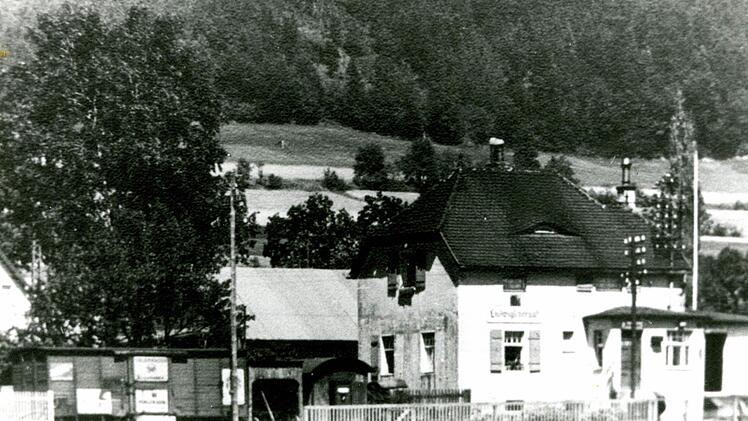 Aus den 1950er Jahren dürfte dieses Bild des Bahnhofs stammen. Links zu erkennen: der Eisenbahnwaggon, der zur Güteraufbewahrung diente. Foto: privat