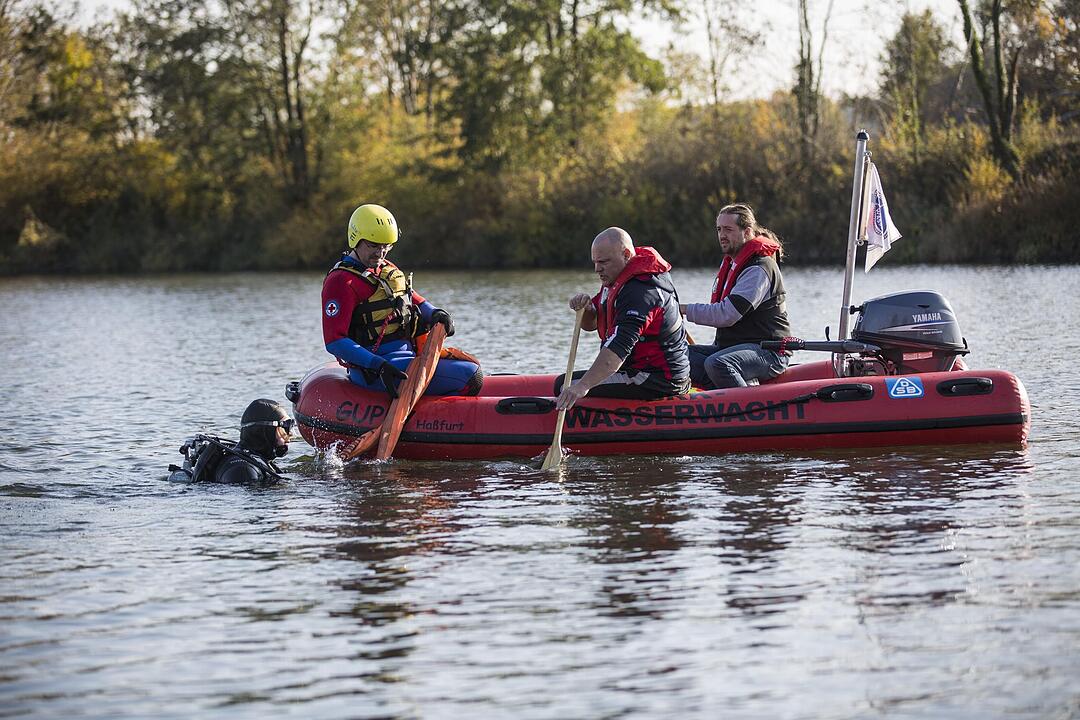 Auto versinkt in Hassfurt im Main