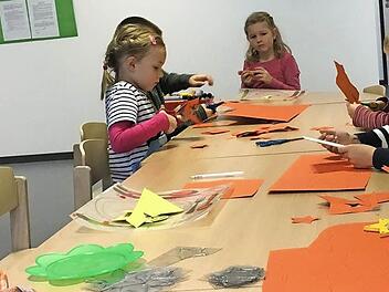 Die Gl&auml;ser und Sterne werden f&uuml;r eine Spende am Hallerndorfer Weihnachtsmarkt verkauft.  Foto: Mathias Erlwein