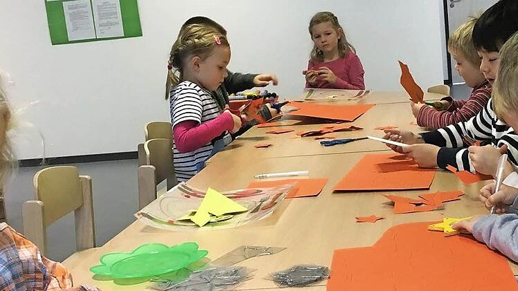 Die Gl&auml;ser und Sterne werden f&uuml;r eine Spende am Hallerndorfer Weihnachtsmarkt verkauft.  Foto: Mathias Erlwein