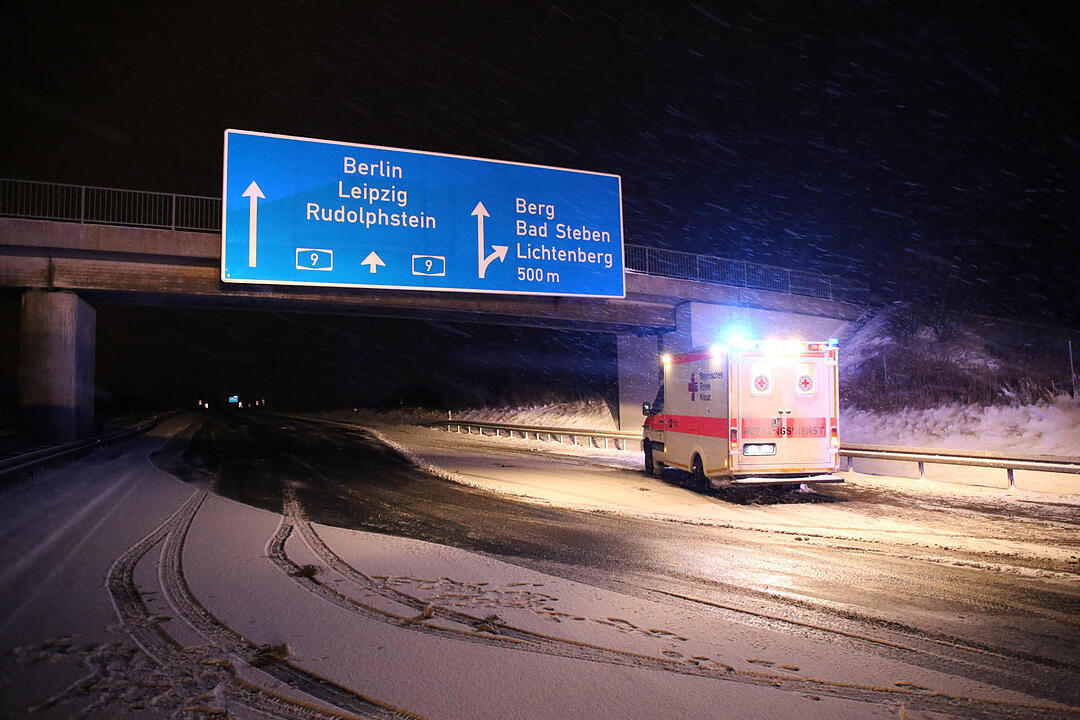 Lkw prallt auf A9 in Unfallstelle