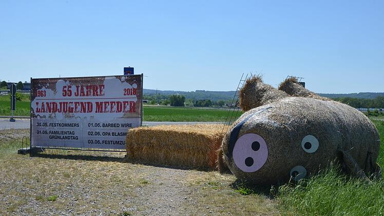 Die Strohsau, mit der die Landjugend auf ihre Jubiläumsfeier aufmerksam machen will, liegt neben ihrem Sockel.Rainer Lutz
