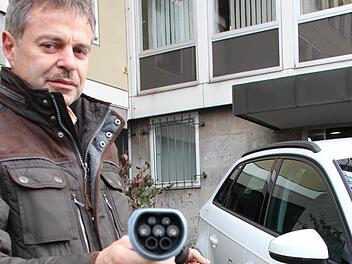 Alfred Gerlach, verantwortlich für den Fuhrpark am Landratsamt, betankt ein Hybridfahrzeug.  Foto: Benedikt Borst/Archiv