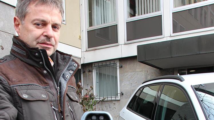 Alfred Gerlach, verantwortlich für den Fuhrpark am Landratsamt, betankt ein Hybridfahrzeug.  Foto: Benedikt Borst/Archiv