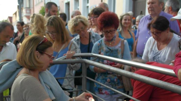 Vor der Moschee der Türkischen Gemeinde in der Oberen Stadt konnte jeder eine Kerze anzünden - als Zeichen der Solidarität.