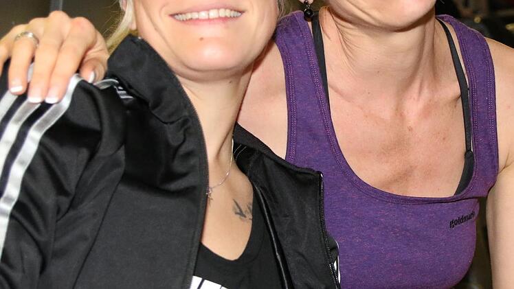 Janine Götz und Sandra Berndt erholten sich kurz auf der Tribüne - bis es weiter ging.Wolfgang Desombre