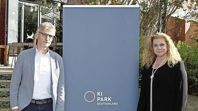 Jürgen Henn, Leiter Strategische IT und Digitalisierung bei Schaeffler, und Prof. Sabina Jeschke, Vorstandsvorsitzende des KI Park in Berlin, bei der Gründungsveranstaltung des Vereins.