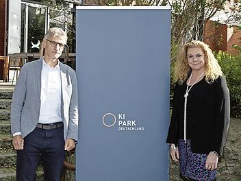 Jürgen Henn, Leiter Strategische IT und Digitalisierung bei Schaeffler, und Prof. Sabina Jeschke, Vorstandsvorsitzende des KI Park in Berlin, bei der Gründungsveranstaltung des Vereins.