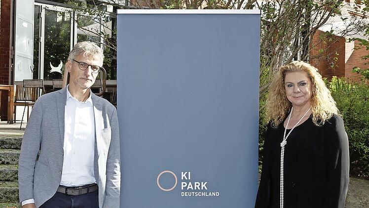 Jürgen Henn, Leiter Strategische IT und Digitalisierung bei Schaeffler, und Prof. Sabina Jeschke, Vorstandsvorsitzende des KI Park in Berlin, bei der Gründungsveranstaltung des Vereins.