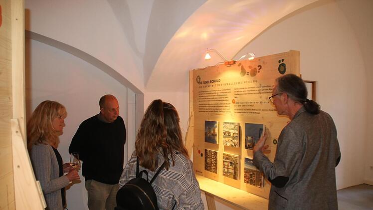 Joachim Schneider (rechts), Leiter des Naturerlebniszentrums Rhön, erläutert bei der Eröffnung der Ausstellung im Kellereischloss in Hammelburg die Schautafeln.