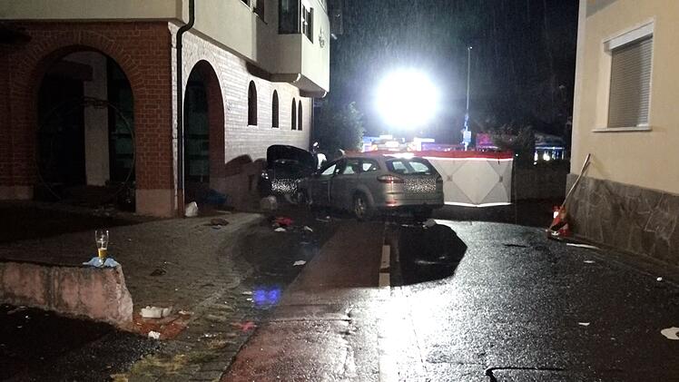 Autofahrer rast vor Volksfest in Menschengruppe: Mehrere zum Teil Schwerverletzte