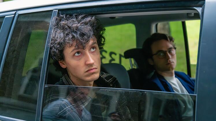 Die Junkie ist immer verd&auml;chtig! Olivier Lemarchal (Etienne Halsdorf, links) wird von Bezirksinspektor Lukas Leodolter (Tobias Resch) aufs Revier gebracht.