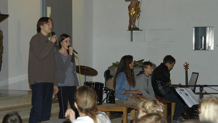 Johannes Lochner und Sabine Löw mit der Schulband