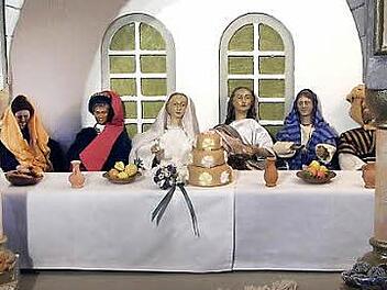 Die Krippe in St. Magdalena stellt am Wochenende die Hochzeit zu Kana dar, bei der Jesus Wasser in Wein verwandelte. Foto: maw