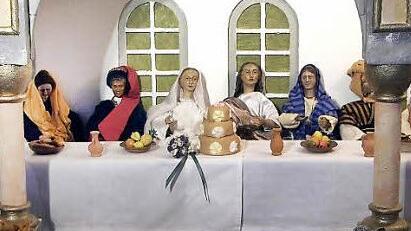 Die Krippe in St. Magdalena stellt am Wochenende die Hochzeit zu Kana dar, bei der Jesus Wasser in Wein verwandelte. Foto: maw