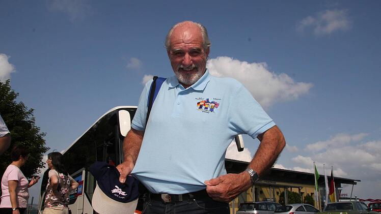 Norman Harris, ebenfalls aus Kirkham, posiert mit dem Shirt der Europäischen Triangel.