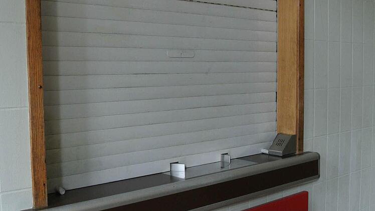 Ja die Zeiten sind vorbei: der alte Fahrkartenschalter der Bahn im Haßfurter Bahnhof.