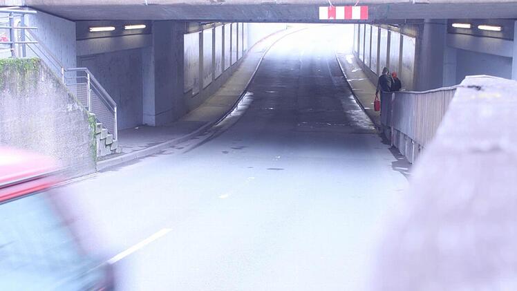 Keine einladende Wegstrecke ist die Unterführung in der Coburger Straße - obwohl diese durch die auf Plexiglasscheiben angebrachten Eisenbahn-Grafiken vor sechs Jahren eine optische Verbesserung erfuhr. Foto: Ramona Popp