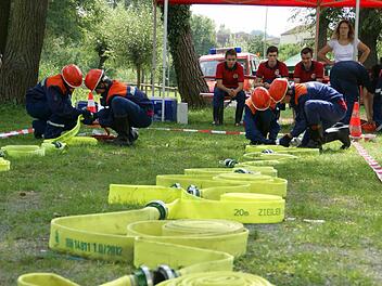 Natürlich gehörten auch klassische Feuerwehr-Fertigkeiten wie das Zusammenkoppeln von Schläuchen zum Aufgabenspektrum des Action Days.
