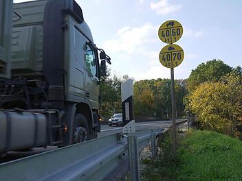 Vorsicht, Umleitung: Am Mittwoch wird die B 4 in den Morgenstunden für den aus Süden kommenden Verkehr komplett gesperrt, weil auf der Itzbrücke noch abschließende Arbeiten zur Sanierung des Straßenbelags durchgeführt werden. Foto: Berthold Köhler