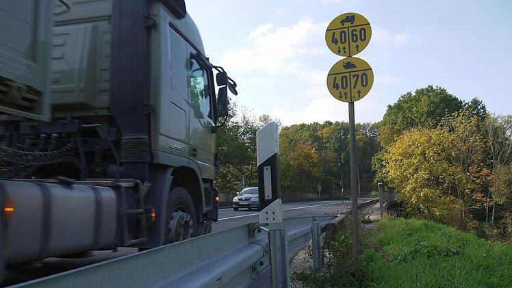 Vorsicht, Umleitung: Am Mittwoch wird die B 4 in den Morgenstunden für den aus Süden kommenden Verkehr komplett gesperrt, weil auf der Itzbrücke noch abschließende Arbeiten zur Sanierung des Straßenbelags durchgeführt werden. Foto: Berthold Köhler