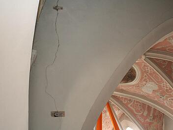 Zur Beobachtung des Längsrisses am Chorbogen wurden zwei Monitore gesetzt. Foto: Evi Seeger