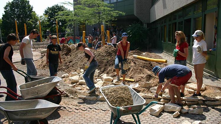 2005 begann die Neugestaltung des Schulhofs. Auch viele Schüler schwitzten bei der Arbeit. Die hat sich gelohnt: Das Herzogenauracher Gymnasium wurde prämiert. Foto: FT-Archiv
