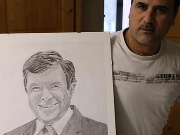 Zen Aldeen Mahmoud hat ein Portrait von Walter Ziegler (Bürgermeister der Gemeinde Ebelsbach) gezeichnet. Der syrische Asylbewerber möchte das Bild dem Bürgermeister zum Geburtstag schenken. Fotos: Ronald Heck