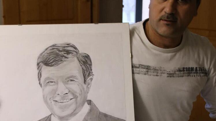Zen Aldeen Mahmoud hat ein Portrait von Walter Ziegler (Bürgermeister der Gemeinde Ebelsbach) gezeichnet. Der syrische Asylbewerber möchte das Bild dem Bürgermeister zum Geburtstag schenken. Fotos: Ronald Heck
