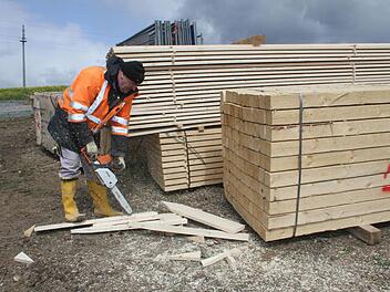 Auch Sägen muss ein Straßenbauarbeiter können. Foto: Sonja Adam