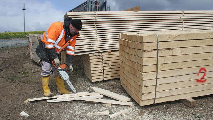 Auch Sägen muss ein Straßenbauarbeiter können. Foto: Sonja Adam