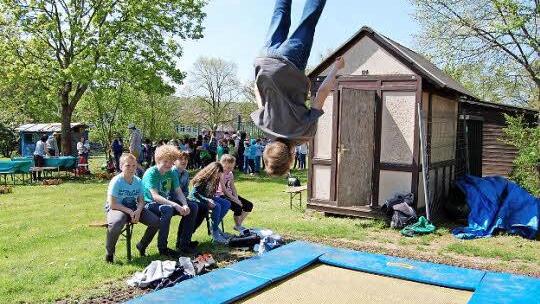 Salto Mortale: Die Jungen zeigen ihr Können auf dem Trampolin. Foto: Sigismund von Dobschütz