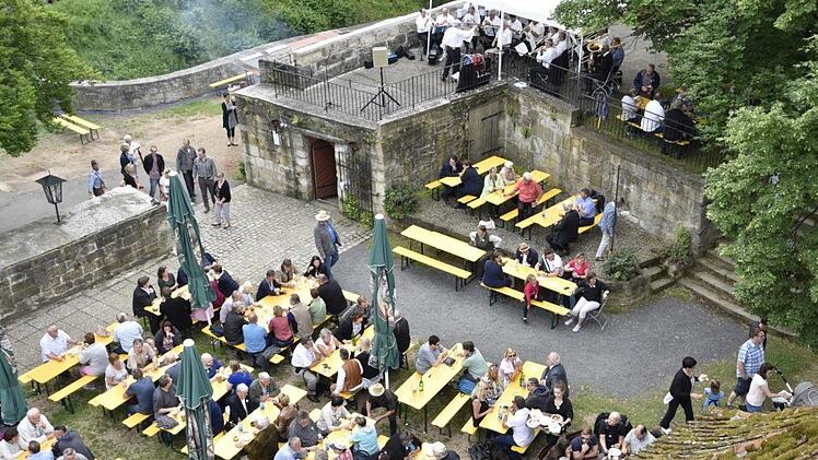 Beim Frühschoppen der Königsberger auf der Burg