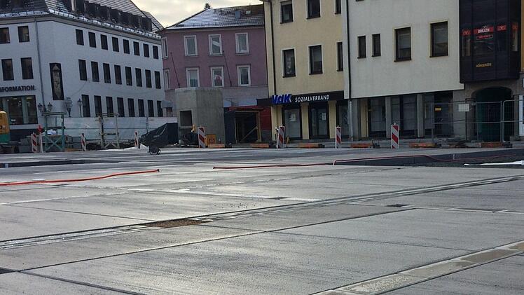 Der neue Plattenbelag am Zentralparkplatz macht nach Ansicht von OB Henry Schramm ein schönes Bild. Bürgermeister Stefan Schaffranek lud die Stadtratskollegen in sein Büro ein, um einen Blick auf den Platz zu werfen. Foto: Stephan Tiroch