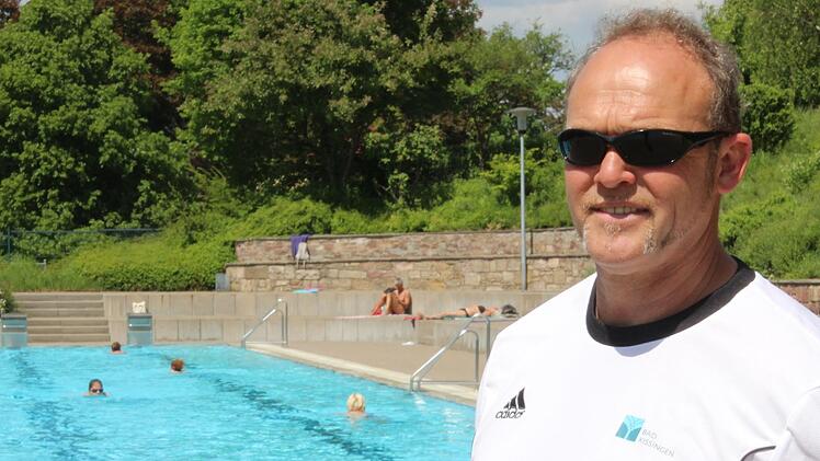 Der stellvertretende Betriebsleiter Bernd Riep hat die Badeaufsicht am Sportbecken. Foto: Benedikt Borst