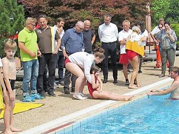 Eine Rettungs&uuml;bung, die von zahlreichen G&auml;sten verfolgt wurde, stand im Mittelpunkt des Anschwimmens der Wasserwacht im Kulmbacher Freibad.  Foto: privat