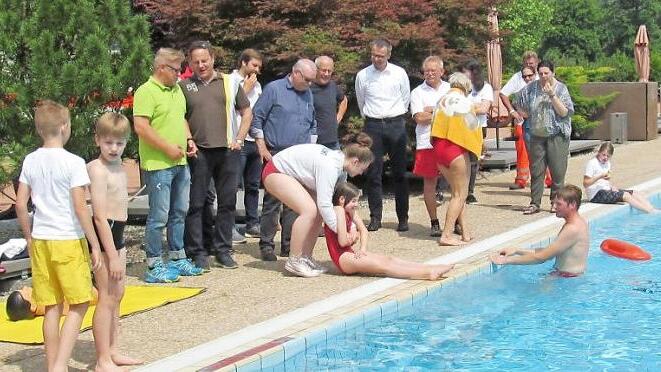 Eine Rettungs&uuml;bung, die von zahlreichen G&auml;sten verfolgt wurde, stand im Mittelpunkt des Anschwimmens der Wasserwacht im Kulmbacher Freibad.  Foto: privat