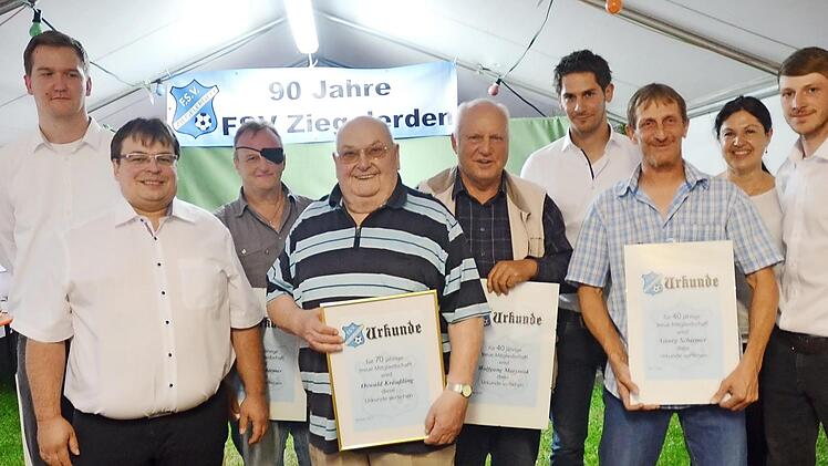 Sie wurden für langjährige Vereinstreue zum FSV Ziegelerden geehrt. Von links Steffen Scheler (Hauptkassier), Andreas Roth (1. Vorsitzender), Stefan Schirmer, Oswald Kräußling, Wolfgang Maryionek, Daniel Deuerling (Schriftführer), Georg Schirmer, Zweite Bürgermeisterin Angela Hofmann, Dominik Schirmer (2. Vorsitzeder).