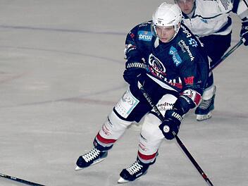 Elf Scorerpunkte (fünf Tore) steuerte Jan Trübenekr in den ersten drei Pflichtspielen für die Haßfurter Hawks bei. Beim Heimauftritt gegen den ESV Waldkirchen möchte der 24-Jährige Tscheche wieder dazu beitragen, dass die Punkte in Haßfurt bleiben und der ESC Tabellenführer bleibt.  Foto: Ralf Naumann