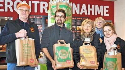 Konrad Zapf, Martin Kolbe, Ulrike Kuhn, Edith Hahn und Ajgiul Iskanderova (von links) bei der &Uuml;bergabe der T&uuml;ten mit gespendeten Artikeln f&uuml;r die Tafel Burgkunstadt  Foto: Ingrid Kohles