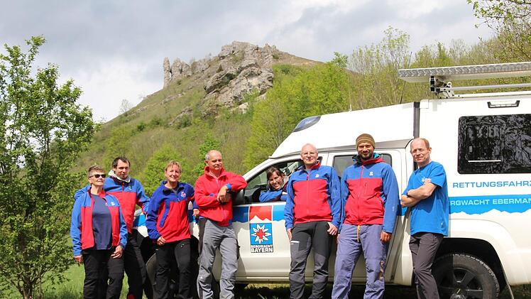 Die Ehrenamtlichen der Bergwacht Forchheim sind in der ganzen Fränkischen Schweiz im Einsatz: (von links) Hilde Haas, Denis Lieb, Steffi Ribold, Ludwig Lieb, Franziska Prell, Thomas Obeth, Sebastian Prell und Christian Siebenhaar. Foto: Ronald Heck
