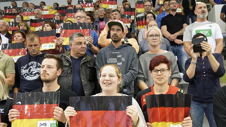Während der deutschen Nationalhymne erhoben sich alle Zuschauer in der HUK-Arena von ihren Klappstühlen und zeigten die verteilten Deutschland-Fähnchen. Fotos: Hagen Lehmann