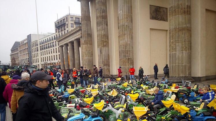 Kinder spielen während der Demo mit einer Schar Mini-Traktoren unter dem Brandenburger Tor. Foto: privat