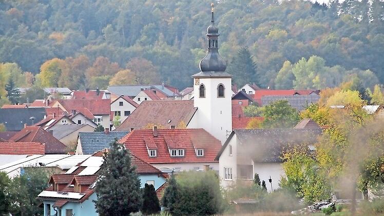 Mit rund 30 Metern höhe überragt der Turm der evangelischen Kirche das Dorf.  Foto: Eckehard Kiesewetter
